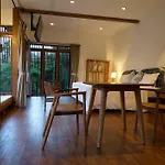 Villa Malathi - Gemuetliches Joglo In Top Lage